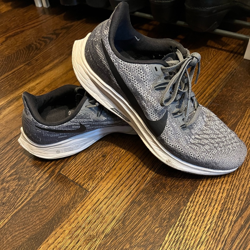 Nike zoom tennis shoes size 7.5 grey
